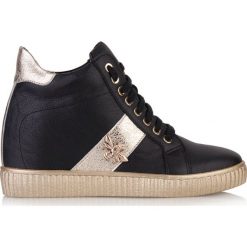 Sneakersy czarno złote z muchą. Czarne sneakersy damskie Arturo Vicci, ze skóry. Za 299,00 zł.