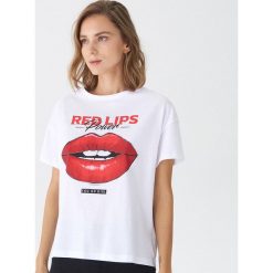 T-shirt z nadrukiem Red lips - Biały. Białe t-shirty damskie marki House, s, z nadrukiem, bez kołnierzyka. Za 29,99 zł.