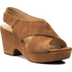 Sandały CLARKS - Maritsa Lara 261317774 Tan Suede. Pomarańczowe klapki damskie marki Clarks, bez wzorów, ze skóry, bez obcasa, na obcasie. W wyprzedaży za 259,00 zł.