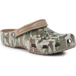 Klapki CROCS - Classic Graphic II Clog 205322 Dark Camo Green/Khaki. Zielone klapki męskie Crocs, bez wzorów, z tworzywa sztucznego. W wyprzedaży za 159,00 zł.