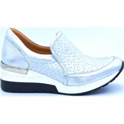 Sneakersy ze wzorem skórzane niebieskie Aga. Niebieskie koturny damskie Aga, bez obcasa, na koturnie, bez zapięcia. W wyprzedaży za 299,25 zł.