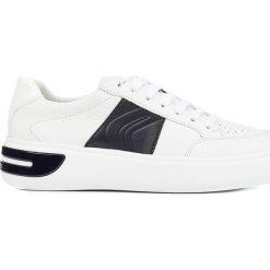 Geox - Buty. Białe buty sportowe damskie Geox, bez wzorów, ze skóry, sportowe. W wyprzedaży za 319,90 zł.