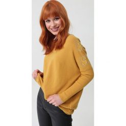Żółty Sweter Burning Questions. Żółte swetry dziewczęce Born2be, z haftami, z dzianiny, z okrągłym kołnierzem, długie. Za 109,99 zł.