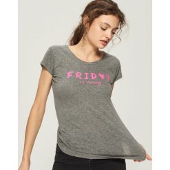 Piątkowy t-shirt - Szary. Szare t-shirty damskie Sinsay, l. Za 9,99 zł.