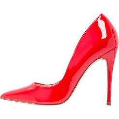 Steve Madden DAISIE Szpilki red. Czerwone czółenka damskie Steve Madden, bez wzorów, ze skóry ekologicznej, klasyczne, bez obcasa, na szpilce, bez zapięcia. Za 419,00 zł.
