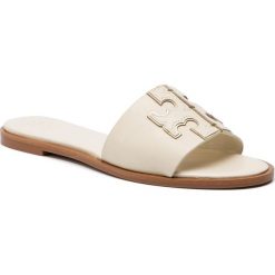 Klapki TORY BURCH - Ines Slide 50109 New Crem/Gold 101. Brązowe klapki damskie Tory Burch, z aplikacjami, ze skóry, bez obcasa, na obcasie. W wyprzedaży za 599,00 zł.