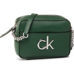 Torebka CALVIN KLEIN - Re-Lock Camera Bag K60K606677 LF7. Zielone listonoszki damskie Calvin Klein, na co dzień, bez wzorów, ze skóry ekologicznej, bez dodatków. Za 399,00 zł.