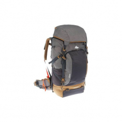 Plecak trekkingowy TRAVEL 500 50l z możliwością zamknięcia na kłódkę męski. Szare plecaki męskie FORCLAZ, bez wzorów, z poliesteru. Za 349,99 zł.
