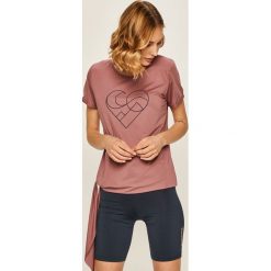 Femi Stories - T-shirt Savi. Różowe topy damskie Femi Stories, s, z nadrukiem, z elastanu, z krótkim rękawem. W wyprzedaży za 159,90 zł.