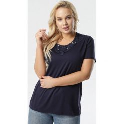 Granatowa Bluzka Synaronis. Niebieskie bluzki damskie Born2be, xl, z haftami, z tkaniny, z okrągłym kołnierzem, z krótkim rękawem. Za 39,99 zł.