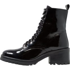 Steve Madden GENEVA Botki sznurowane black patent. Czarne botki damskie na zamek Steve Madden, z materiału, na sznurówki. Za 669,00 zł.