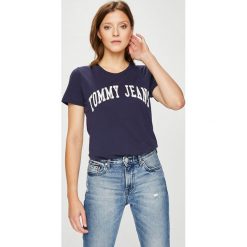 Tommy Jeans - Top. Białe bluzki damskie marki Tommy Jeans, s, z nadrukiem, z bawełny, z okrągłym kołnierzem, z krótkim rękawem. W wyprzedaży za 79,90 zł.