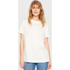 T-shirty damskie: T-shirt z kieszonką – Kremowy