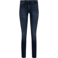 Jeansy Skinny Fit Tommy Jeans DW0DW07077. Niebieskie jeansy damskie Tommy Jeans. W wyprzedaży za 229,00 zł.