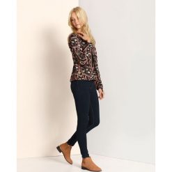 SPODNIE DŁUGIE DAMSKIE KRÓJ 5-POCKET, OBCISŁE. Szare rurki damskie marki Top Secret, na jesień. Za 39,99 zł.