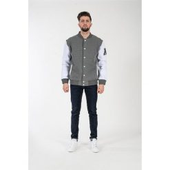 Kurtka w kolorze szaro-granatowym. Szare bluzy męskie z kieszeniami American College, xs, z aplikacjami, ze stójką, bez rękawów, bez kaptura. W wyprzedaży za 152,95 zł.