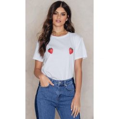 NA-KD T-shirt Strawberry - White. Białe t-shirty damskie NA-KD, z nadrukiem, z bawełny. W wyprzedaży za 51,07 zł.