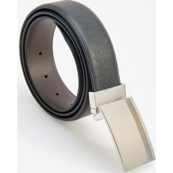 Pasek z metalową klamrą - Czarny. Czarne paski męskie marki Reserved, w paski. Za 59,99 zł.