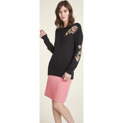 Sweter w kolorze czarnym. Czarne swetry damskie Heine, z haftami, z bawełny, bez rękawów, bez kaptura. W wyprzedaży za 109,95 zł.