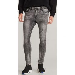 Spodnie jeansowe skinny - Jasny szary. Szare spodnie męskie Reserved, m, z jeansu. Za 129,99 zł.
