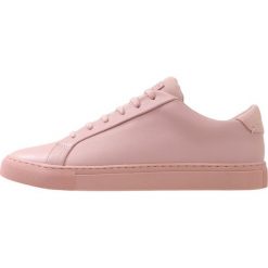 Kurt Geiger DONNIE Sneakersy niskie pink. Czerwone sneakersy męskie marki Kurt Geiger, bez wzorów, ze skóry ekologicznej, bez zapięcia. Za 609,00 zł.