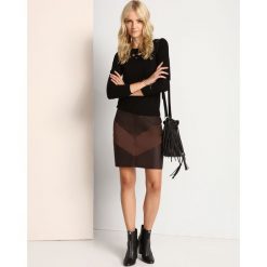SPÓDNICA REGULARNA DAMSKA. Pomarańczowe spódniczki damskie Top Secret, na zimę, bez wzorów, ze skóry, eleganckie, mini, dopasowane. W wyprzedaży za 39,99 zł.
