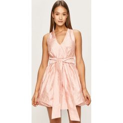 Pinko - Sukienka. Różowe sukienki damskie Pinko, m, bez wzorów, z poliesteru, eleganckie, z włoskim kołnierzykiem, bez rękawów, mini, rozkloszowane. Za 1189,00 zł.