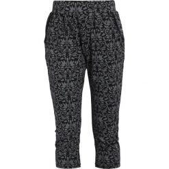 Spodnie dresowe damskie: super.natural COMFORT JAPAN CROPPED PRINTED Rybaczki sportowe jet black arabesque