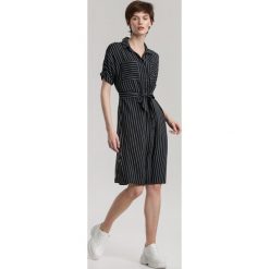 Czarna Sukienka Cordelee. Czarne sukienki damskie Renee, s, w paski, z materiału, z wykładanym kołnierzem, z krótkim rękawem, krótkie, midi, koszulowe. Za 79,99 zł.