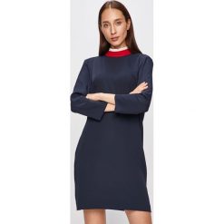 Tommy Hilfiger - Sukienka. Niebieskie sukienki damskie TOMMY HILFIGER, na co dzień, z haftami, z poliesteru, casualowe, ze stójką, z długim rękawem, długie, maxi, proste. W wyprzedaży za 499,90 zł.