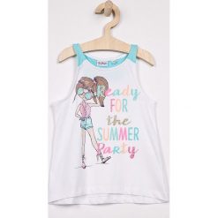 Blukids - Top dziecięcy 98-128 cm. Białe bluzki dziewczęce Blukids, z nadrukiem, z bawełny, z okrągłym kołnierzem, bez rękawów, bez kaptura. W wyprzedaży za 29,90 zł.
