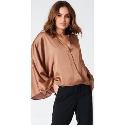 Bluzki damskie: Hannalicious x NA-KD Kopertowa bluzka kimono – Copper