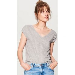 T-shirty damskie: Koszulka z głębokim dekoltem - Jasny szar
