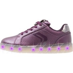 Geox KOMMODOR Tenisówki i Trampki prune/dark silver. Fioletowe trampki dziewczęce Geox, z materiału, klasyczne. W wyprzedaży za 164,50 zł.