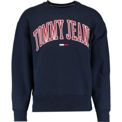 Tommy Jeans COLLEGIATE Bluza navy blazer. Niebieskie bluzy męskie Tommy Jeans, xxl, bez wzorów, z bawełny, bez kołnierzyka, bez rękawów, bez kaptura. Za 399,00 zł.