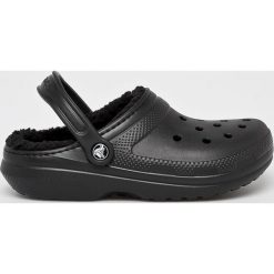 Crocs - Klapki. Czarne klapki damskie Crocs, bez wzorów, z materiału, bez obcasa, na obcasie. Za 199,90 zł.