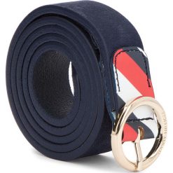 Pasek Damski TOMMY HILFIGER - Round Buckle Nubuck AW0AW05886 75 413. Niebieskie paski damskie TOMMY HILFIGER, w paski, ze skóry. W wyprzedaży za 149,00 zł.