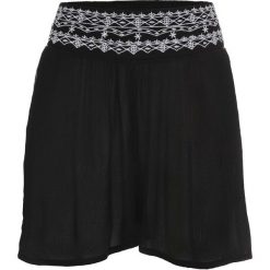 Szorty z kreszowanego materiału bonprix czarny. Czarne szorty damskie bonprix, z haftami. Za 84,99 zł.