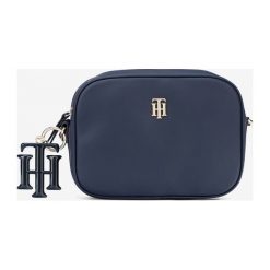 Tommy Hilfiger Cross body bag Niebieski. Niebieskie torebki klasyczne damskie TOMMY HILFIGER, w paski, z materiału, bez dodatków. Za 462,95 zł.