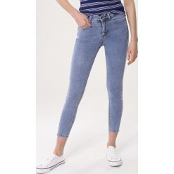 Niebieskie Jeansy Magnetize. Niebieskie jeansy damskie Born2be. Za 79,99 zł.