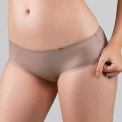 Figi o francuskim kroju Sabrina Beige. Brązowe figi damskie marki Astratex. Za 29,99 zł.