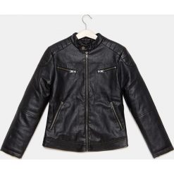 Blukids - Kurtka dziecięca 140-170 cm. Czarne kurtki chłopięce Blukids, bez wzorów, z poliesteru, krótkie, bez kaptura. W wyprzedaży za 139,90 zł.