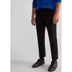 Bawełniane spodnie slim fit - Czarny. Czarne spodnie męskie Reserved, m, bez wzorów, z bawełny. Za 149,99 zł.