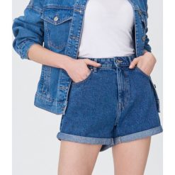 Jeansowe szorty mom fit - Granatowy. Niebieskie szorty damskie Sinsay, bez wzorów, z jeansu. Za 49,99 zł.