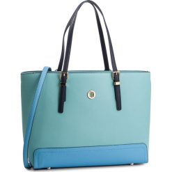 Torebka TOMMY HILFIGER - Honey Med Tote AW0AW06468 902. Niebieskie torebki klasyczne damskie TOMMY HILFIGER, bez wzorów, ze skóry ekologicznej, klasyczne, bez dodatków. W wyprzedaży za 349,00 zł.