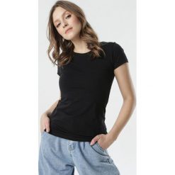 Czarny T-shirt Echolaira. Czarne t-shirty damskie Born2be, s, bez wzorów, sportowe, z okrągłym kołnierzem. Za 34,99 zł.