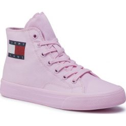 Sneakersy TOMMY JEANS - Mid Cut Lace Up Vulc EN0EN00937 Romantic Pink TOJ. Różowe półbuty damskie Tommy Jeans, na co dzień, bez wzorów, z jeansu, bez obcasa, na płaskiej podeszwie, bez zapięcia. Za 359,00 zł.
