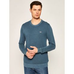 Sweter Tommy Jeans Lightweight DM0DM07947. Niebieskie swetry męskie Tommy Jeans, s, bez wzorów, z bawełny, klasyczne, z klasycznym kołnierzykiem, bez kaptura. Za 339,00 zł.