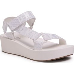 Sandały DKNY - Ayli K1083353 Logo White. Białe klapki damskie DKNY, bez wzorów, ze skóry ekologicznej, bez obcasa, na obcasie. W wyprzedaży za 379,00 zł.