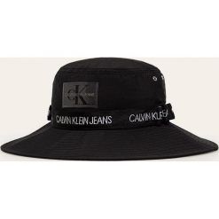 Calvin Klein Jeans - Kapelusz. Czarne kapelusze męskie Calvin Klein Jeans, bez wzorów, z poliesteru. Za 179,90 zł.